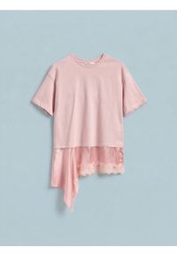 Reserved - Asymetryczny t-shirt - pastelowy róż. Kolor: różowy. Materiał: dzianina, bawełna