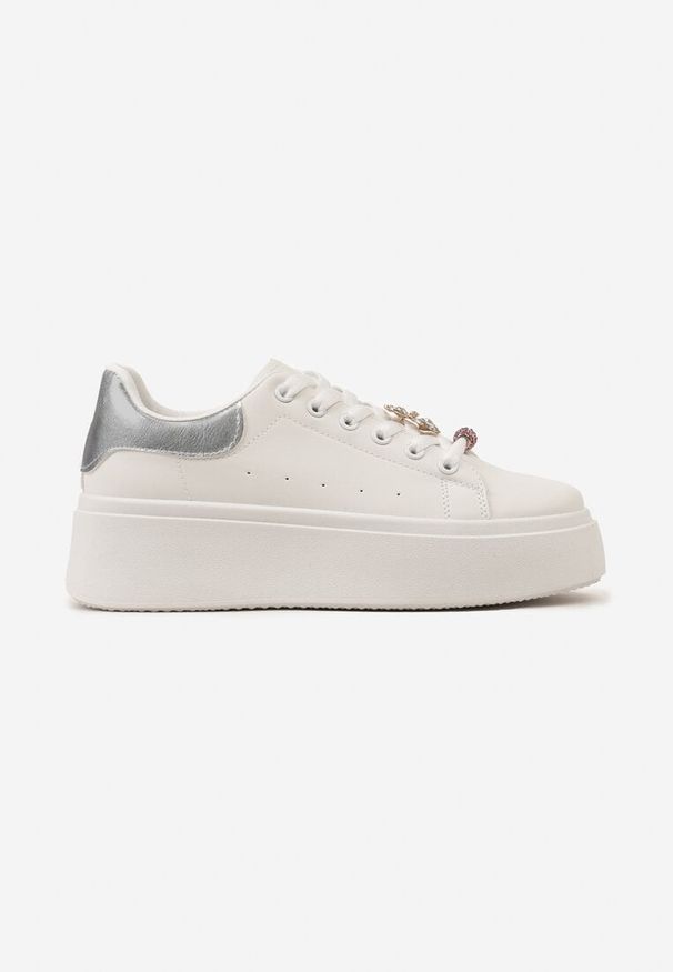 Born2be - Biało-Srebrne Sneakersy na Platformie z Biżuteryjnymi Aplikacjami na Sznurówkach Noonia. Nosek buta: okrągły. Zapięcie: sznurówki. Kolor: biały. Materiał: jeans. Wzór: aplikacja. Obcas: na platformie. Wysokość obcasa: niski
