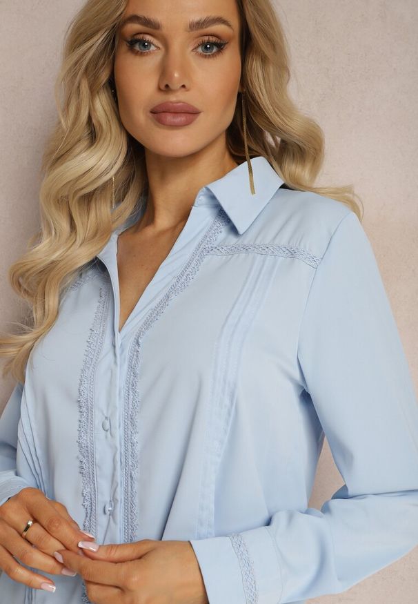 Renee - Niebieska Koszula Ozdobiona Subtelną Koronką Anelima. Kolor: niebieski. Materiał: koronka. Wzór: koronka, aplikacja. Styl: elegancki
