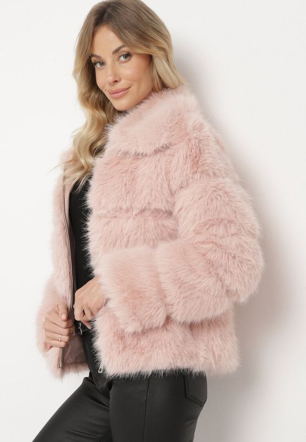 Born2be - Różowa Futrzana Kurtka z Eleganckim Kołnierzem i Pikowanymi Przeszyciami Sinttiae. Kolor: różowy. Materiał: futro. Sezon: zima. Styl: elegancki