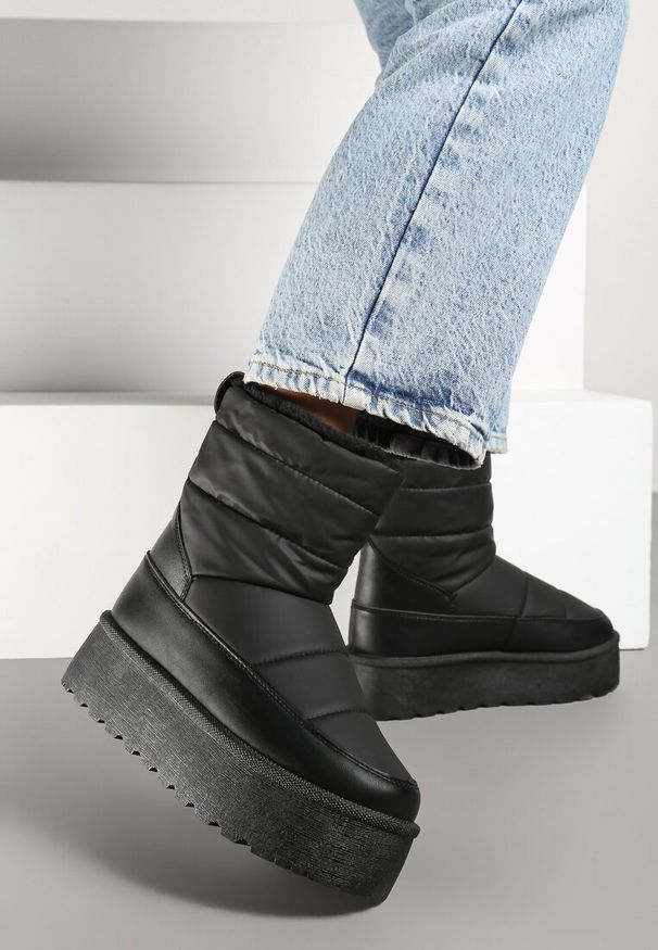 Renee - Czarne Śniegowce Vices na Platformie Ozdobione Pikowaniem Inathoria. Okazja: na co dzień. Kolor: czarny. Materiał: puch. Wzór: aplikacja. Sezon: zima. Obcas: na platformie. Styl: casual, elegancki