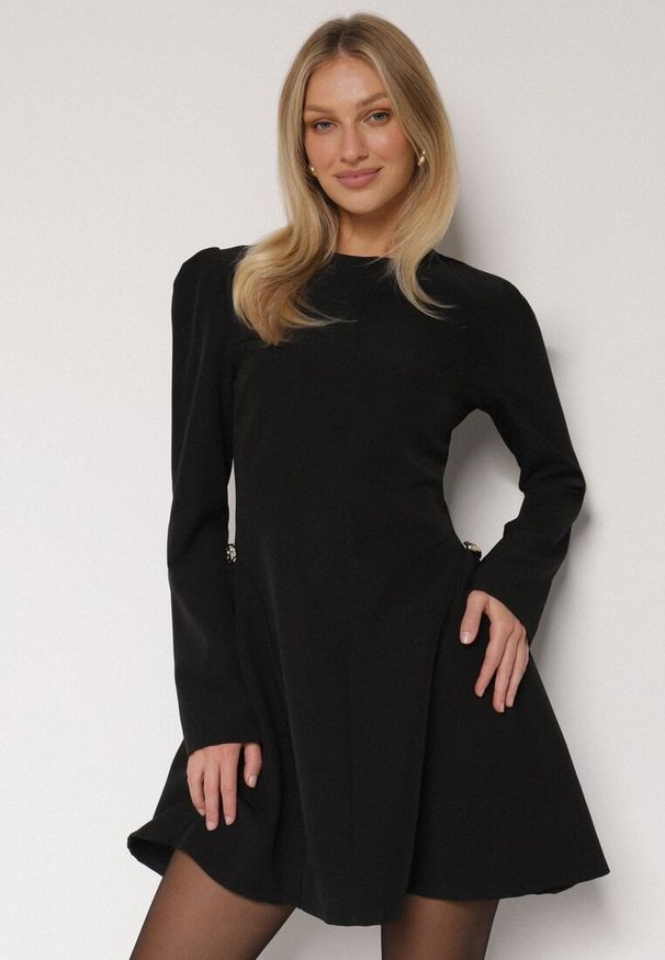 Born2be - Czarna Rozkloszowana Sukienka Ozdobiona Metaliczną Aplikacją Eleslie. Okazja: na randkę, na imprezę. Kolor: czarny. Wzór: aplikacja. Styl: elegancki