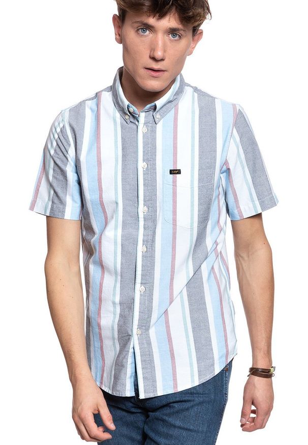 Lee - KOSZULA MĘSKA KRÓTKI RĘKAW LEE BUTTON DOWN SS DIPPED BLUE L886NULA 112123685. Typ kołnierza: button down. Materiał: materiał. Długość rękawa: krótki rękaw. Długość: krótkie. Wzór: paski, kolorowy