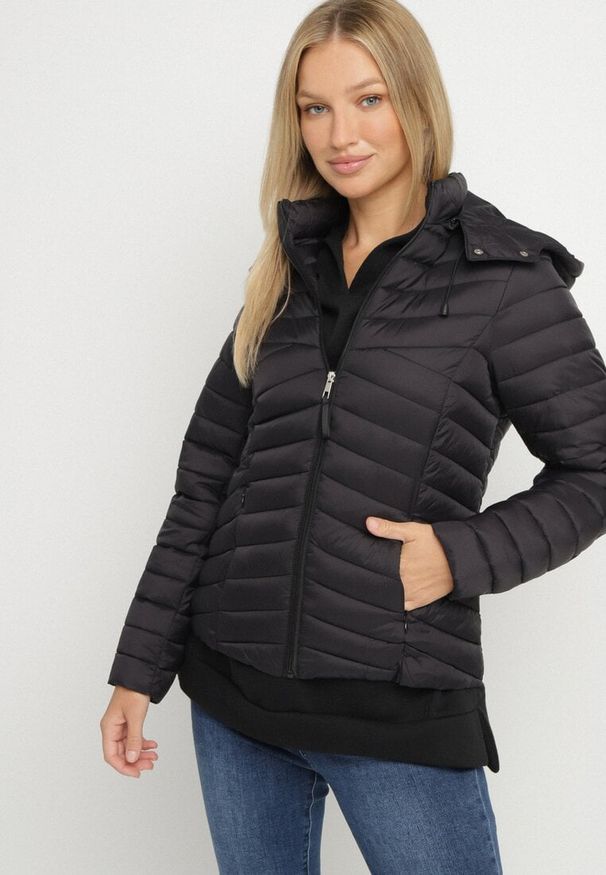 Born2be - Czarna Pikowana Kurtka Przejściowa z Kapturem Suritta. Okazja: na co dzień. Typ kołnierza: kaptur. Kolor: czarny. Materiał: jeans. Styl: casual, klasyczny, sportowy