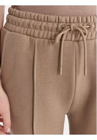 Guess Spodnie dresowe V6RB17 K9V31 Beżowy Regular Fit. Kolor: beżowy. Materiał: bawełna #2