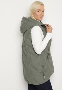 Born2be - Zielona Przejściowa Kamizelka z Pikowanymi Przeszyciami i Kapturem Fesolira. Okazja: na co dzień. Kolekcja: plus size. Kolor: zielony. Materiał: jeans. Styl: sportowy, casual #4