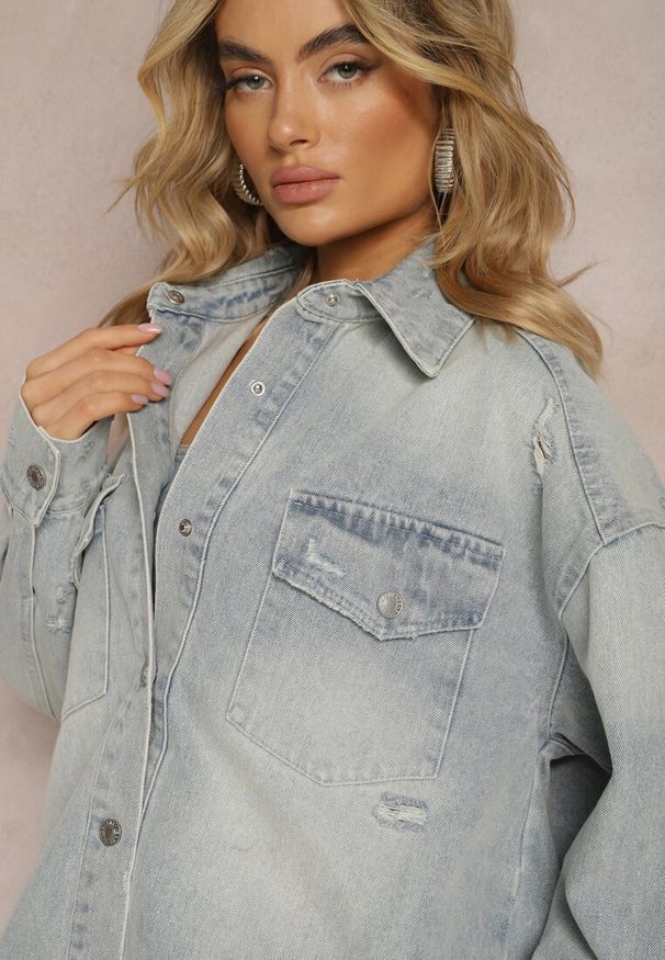 Renee - Niebieska Bawełniana Kurtka Koszulowa z Jeansu Oversize Femetia. Okazja: na co dzień. Kolor: niebieski. Materiał: bawełna, jeans. Styl: casual
