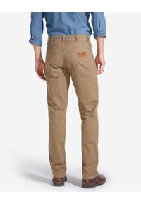 Wrangler - WRANGLER TEXAS MĘSKIE SPODNIE MATERIAŁOWE STRETCH SAFARI KHAKI W121AP178. Kolor: brązowy