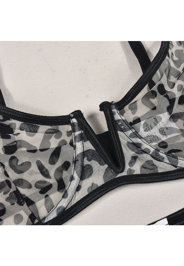 Intica - Komplet bielizny z subtelnymi detalami na wyjątkowe okazje Nesha. Materiał: materiał, skóra