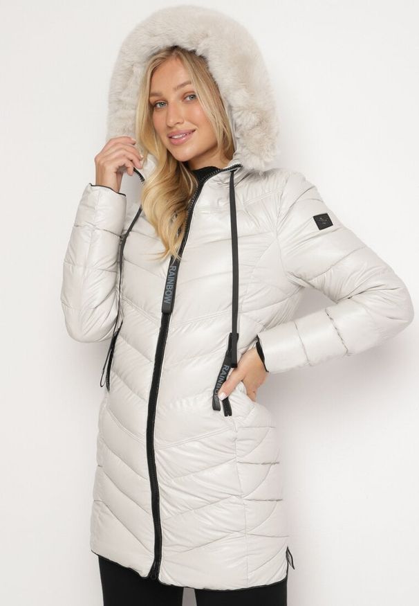 Born2be - Biała Pikowana Kurtka z Kapturem i Futerkiem z Możliwością Odpięcia Elentina. Okazja: do pracy, na co dzień, na spotkanie biznesowe. Typ kołnierza: kaptur. Kolor: biały. Materiał: futro. Styl: casual, biznesowy