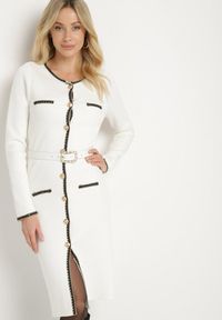 Born2be - Biała Dzianinowa Sukienka z Wiskozą Zdobiona Metalicznymi Wstawkami i Paskiem Caledi. Okazja: na co dzień. Kolor: biały. Materiał: wiskoza, dzianina. Długość rękawa: długi rękaw. Wzór: aplikacja. Styl: klasyczny, casual, elegancki #1