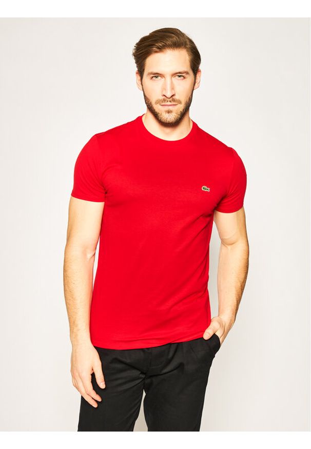 Lacoste T-Shirt TH6709 Czerwony Regular Fit. Kolor: czerwony. Materiał: bawełna