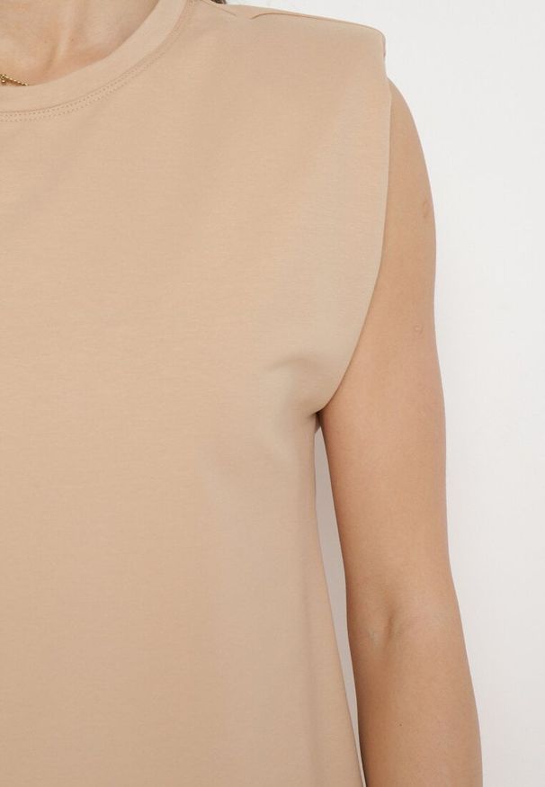 Born2be - Beżowa Sukienka Pudełkowa z Podkreślonymi Ramionami Mimossa. Kolor: beżowy. Długość rękawa: bez rękawów. Styl: wakacyjny