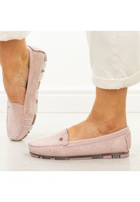 Różowe mokasyny damskie Filippo Dp2037/26. Okazja: na co dzień, na spacer. Nosek buta: okrągły. Kolor: różowy. Materiał: nubuk, skóra. Sezon: wiosna, lato. Obcas: na obcasie. Styl: casual, klasyczny, elegancki #1