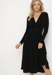 Born2be - Czarna Taliowana Sukienka z Wiskozą o Rozkloszowanym Kroju Zdobiona Metaliczną Nicią Mesinae. Okazja: do pracy, na spotkanie biznesowe. Typ kołnierza: dekolt w kształcie V. Kolor: czarny. Materiał: wiskoza. Długość rękawa: długi rękaw. Wzór: aplikacja. Typ sukienki: rozkloszowane. Styl: wizytowy, glamour, elegancki, biznesowy #1