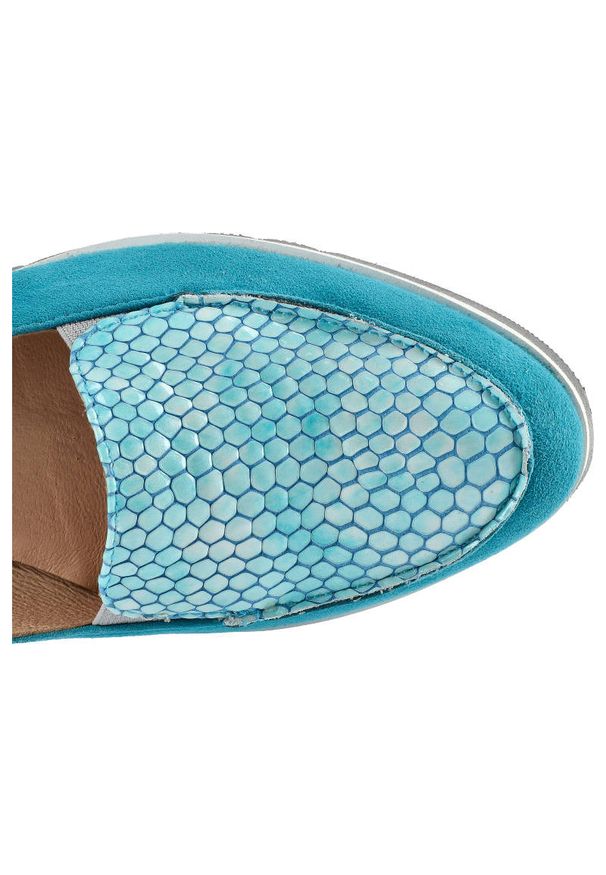 Turkusowe Półbuty Gamis Damskie Eleganckie Obuwie. Okazja: na co dzień. Zapięcie: bez zapięcia. Kolor: niebieski. Szerokość cholewki: normalna. Wzór: gładki. Materiał: zamsz, skóra, nubuk, lakier, jeans, materiał. Sezon: wiosna, lato. Obcas: na koturnie. Styl: elegancki. Wysokość obcasa: średni