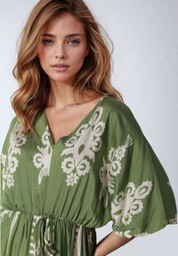 Born2be - Zielona Bawełniana Sukienka o Taliowanym Kroju z Gumką w Pasie Rivanue. Typ kołnierza: dekolt w kształcie V. Kolor: zielony. Materiał: bawełna. Długość rękawa: krótki rękaw #6