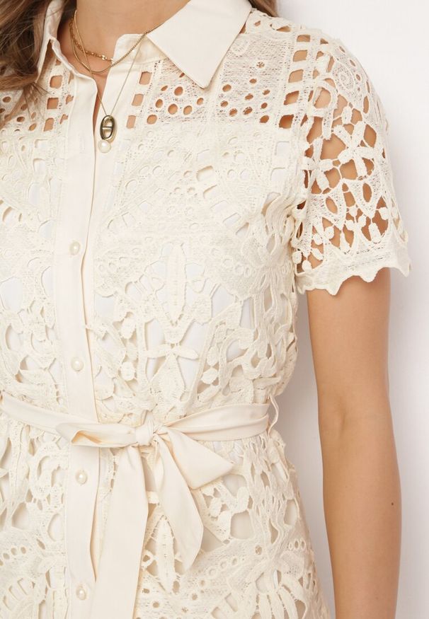 Born2be - Beżowa Ażurowa Sukienka Koszulowa Midi z Wiązanym Paskiem Pamy. Kolor: beżowy. Materiał: koronka, materiał. Długość rękawa: krótki rękaw. Wzór: ażurowy. Typ sukienki: koszulowe. Styl: klasyczny. Długość: midi