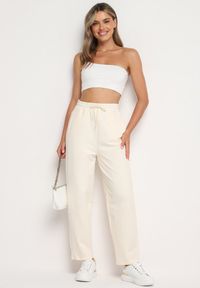 Born2be - Jasnobeżowe Spodnie Dresowe z Wysokim Stanem i Gumką w Pasie Dimka. Okazja: na co dzień. Stan: podwyższony. Kolor: beżowy. Materiał: dresówka. Styl: casual, elegancki