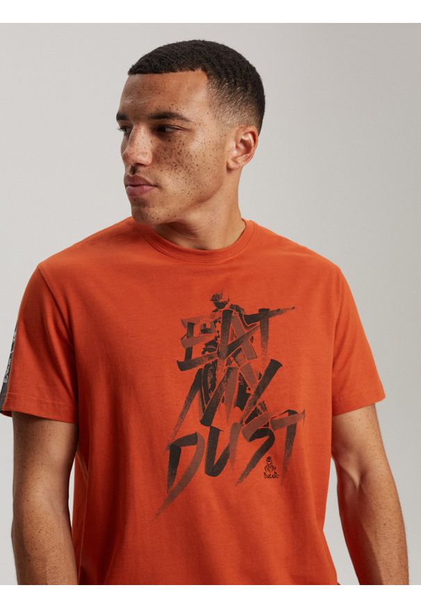 Diverse - T-shirt męski z nadrukiem DKR D 0623 S1826 - - Rozmiar: M. Kolor: pomarańczowy. Materiał: bawełna. Wzór: nadruk