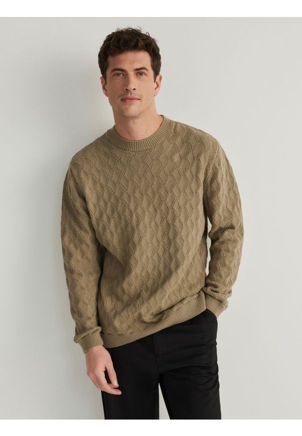 Reserved - Strukturalny sweter - oliwkowy. Kolor: oliwkowy. Materiał: bawełna, dzianina