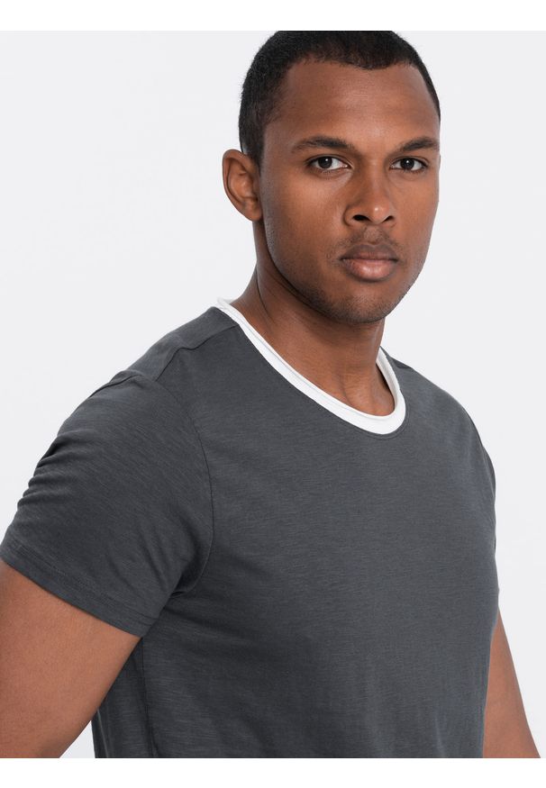 Ombre Clothing - Męski t-shirt z surowym wykończeniem – grafitowy V7 - Rozmiar: XL. Okazja: na co dzień. Kolor: szary. Materiał: skóra, materiał, bawełna. Wzór: aplikacja. Styl: casual