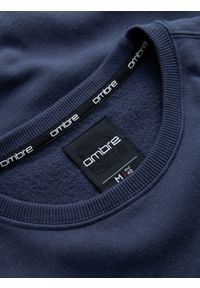 Ombre Clothing - Nierozpinana męska dresowa bluza z naszywką w stylu college – granatowa V2 - Rozmiar: M. Okazja: na uczelnię, na co dzień. Kolor: niebieski. Materiał: dresówka. Wzór: aplikacja. Styl: sportowy, casual, elegancki #7