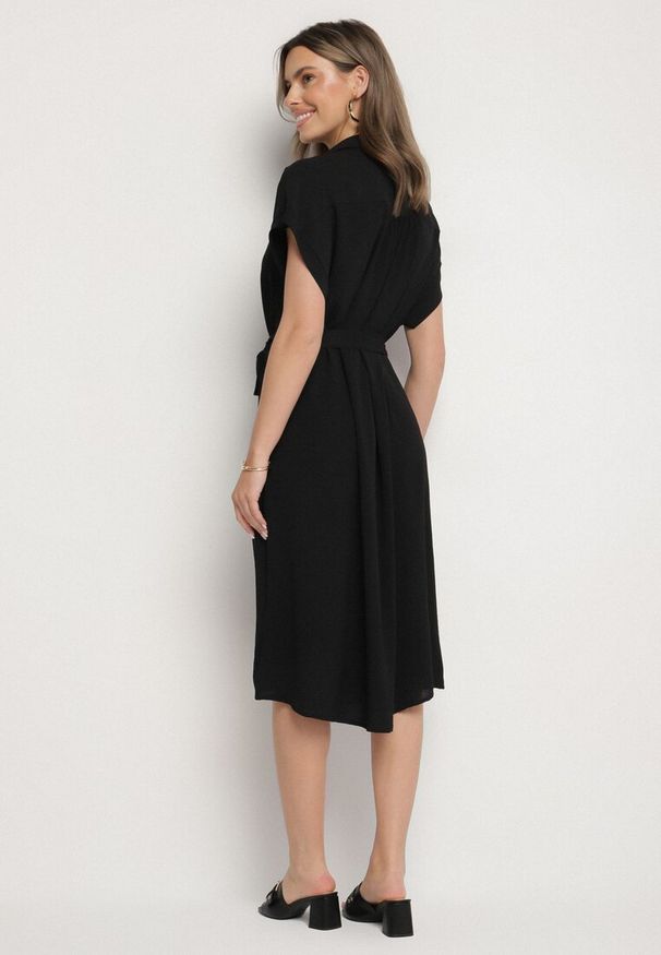 Born2be - Czarna Sukienka z Bawełną i Ozdobnym Paskiem Savanire. Okazja: na co dzień. Kolor: czarny. Materiał: bawełna. Typ sukienki: koszulowe. Styl: casual, klasyczny, elegancki