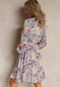 Renee - Jasnofioletowa Sukienka Neraphine. Kolor: fioletowy. Materiał: poliester. Długość rękawa: długi rękaw. Wzór: kwiaty, nadruk. Typ sukienki: kopertowe. Długość: mini