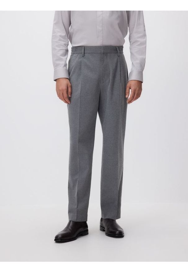 Reserved - Spodnie straight z kantem - szary. Kolor: szary. Materiał: tkanina, wiskoza