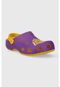Crocs klapki NBA Los Angeles Lakers Classic Clog kolor fioletowy 208650. Kolor: fioletowy. Materiał: materiał #5