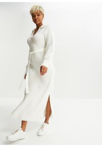bonprix - Długa sukienka dzianinowa z paskiem (2 części). Typ kołnierza: polo. Kolor: biały. Materiał: dzianina. Długość: maxi #3