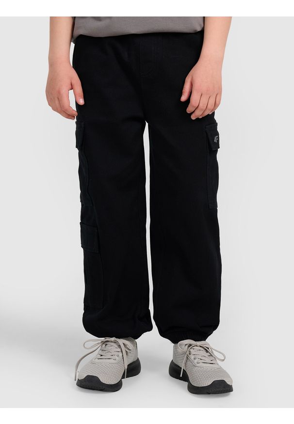 4f - 4F Spodnie casual cargo chłopięce - czarne 128 (7-8 lat). Okazja: na co dzień. Kolor: czarny. Materiał: tkanina, bawełna. Sezon: lato. Styl: casual
