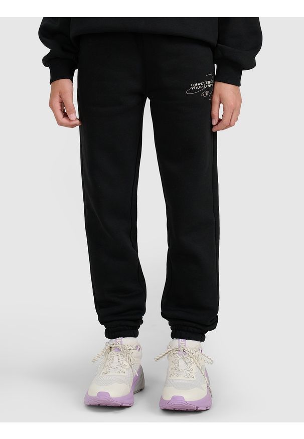4f - 4F Spodnie dresowe joggery dziewczęce - czarne 122 (6-7 lat). Okazja: na co dzień. Kolor: czarny. Materiał: dresówka. Wzór: gładki, ze splotem. Sezon: lato. Styl: młodzieżowy, casual, sportowy