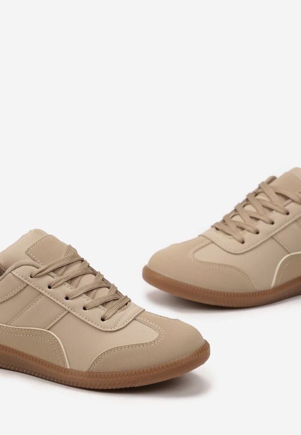 Renee - Ciemnobeżowe Sneakersy z Ozdobnymi Przeszyciami przed Kostkę Redala. Wysokość cholewki: przed kostkę. Kolor: beżowy