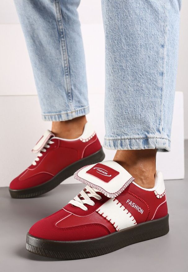 Renee - Czerwone Sneakersy na Platformie z Kontrastującymi Detalami i Wywiniętym Językiem Amirila. Nosek buta: okrągły. Zapięcie: sznurówki. Kolor: czerwony. Materiał: materiał. Obcas: na platformie. Wysokość obcasa: niski