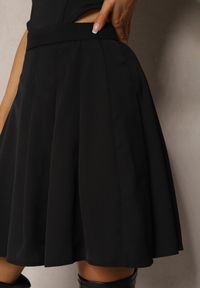 Renee - Czarna Rozkloszowana Spódnica Zapinana na Zamek Błyskawiczny z Zakładkami Sonarella. Okazja: na co dzień. Kolor: czarny. Materiał: bawełna. Styl: casual, elegancki