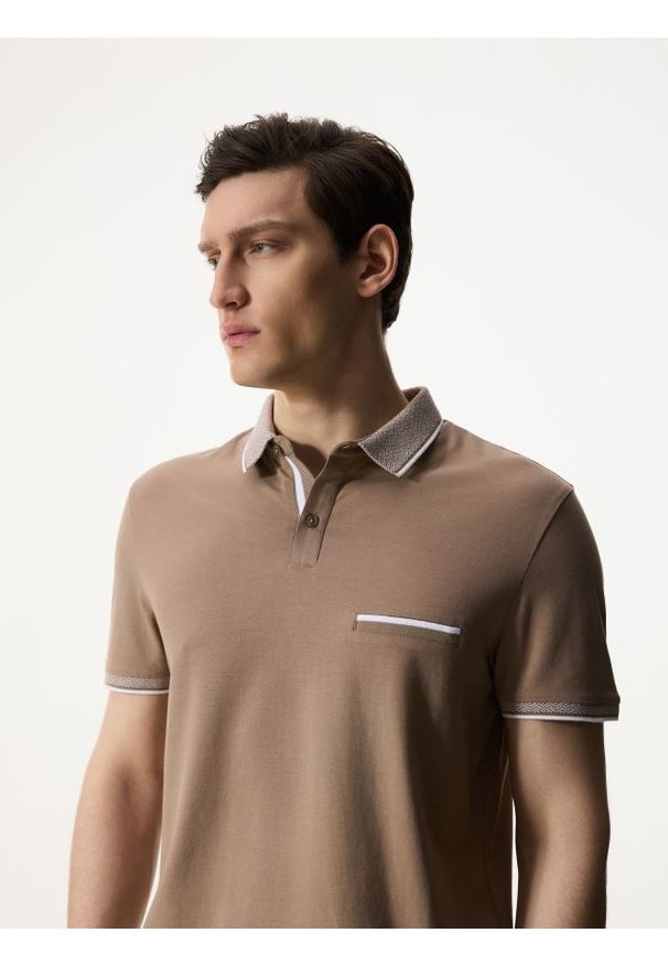 Reserved - Bawełniana koszulka polo slim - brązowy. Typ kołnierza: polo. Kolor: brązowy. Materiał: bawełna