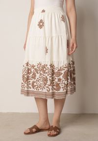 Born2be - Brązowa Rozkloszowana Spódnica z Wiskozy w Kwiatowy Wzór Masterore. Okazja: do pracy, na co dzień. Kolor: brązowy. Materiał: wiskoza. Wzór: kwiaty. Styl: casual #1