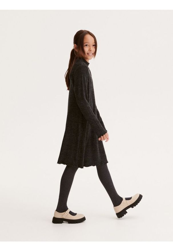 Reserved - Sukienka w prążek z wiskozą - ciemnoszary. Kolor: szary. Materiał: wiskoza. Wzór: prążki