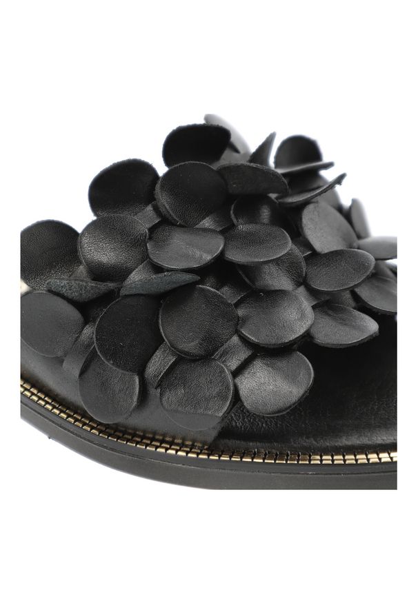 Czarne Klapki Armodo Eleganckie Obuwie Damskie. Okazja: na spacer, na co dzień. Kolor: czarny. Materiał: skóra. Wzór: aplikacja, kwiaty. Sezon: lato. Styl: elegancki