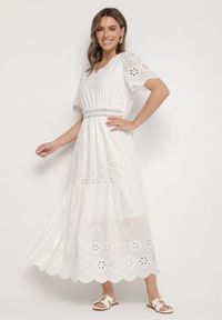 Born2be - Biała Bawełniana Sukienka Boho o Rozkloszowanym Kroju Zdobiona Haftem Efrissea. Okazja: na imprezę. Typ kołnierza: dekolt w serek. Kolor: biały. Materiał: bawełna. Długość rękawa: krótki rękaw. Wzór: haft, aplikacja. Sezon: lato. Styl: boho