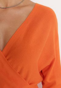 Born2be - Pomarańczowa Sukienka Mini o Fasonie Nietoperz z Kopertowym Dekoltem Plicarka. Kolor: pomarańczowy. Typ sukienki: kopertowe. Długość: mini