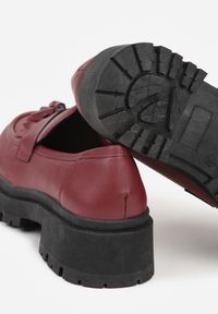 Renee - Bordowe Mokasyny na Platformie Ozdobione Frędzlami Sewrisa. Kolor: czerwony. Materiał: jeans. Wzór: aplikacja. Obcas: na platformie #7