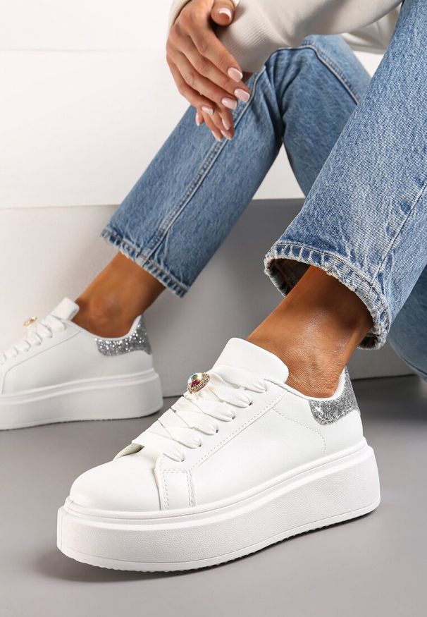 Born2be - Biało-Srebrne Sneakersy na Grubej Podeszwie z Brokatem i Ozdobną Zawieszką Tyrine. Nosek buta: okrągły. Zapięcie: sznurówki. Kolor: biały. Obcas: na obcasie. Wysokość obcasa: niski