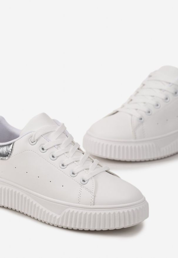 Born2be - Biało-Srebrne Sneakersy ze Żłobieniami na Płaskiej Podeszwie z Metaliczną Wstawką Granuse. Kolor: srebrny, biały. Materiał: jeans. Obcas: na płaskiej podeszwie