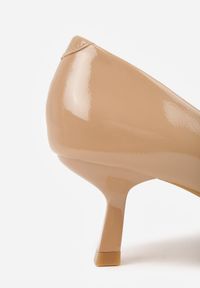 Born2be - Ciemnobeżowe Lakierowane Czółenka na Kaczuszce z Ozdobnymi Paskami Caloma. Okazja: na co dzień. Zapięcie: pasek. Kolor: beżowy. Materiał: lakier. Obcas: na szpilce. Styl: casual, klasyczny, wizytowy. Wysokość obcasa: niski #7