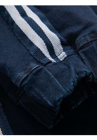 Ombre Clothing - Męskie jeansowe joggery z lampasami – ciemnoniebieskie V4. Okazja: na co dzień. Kolor: niebieski. Materiał: jeans. Styl: retro, sportowy, casual #3