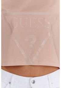 Guess - GUESS Krótki różowy t-shirt damski z logo. Kolor: różowy. Materiał: bawełna. Długość: krótkie