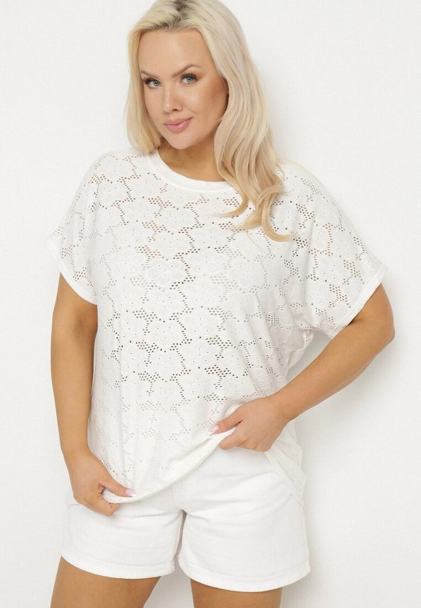 Born2be - Biała Ażurowa Bluzka z Bawełną Clavienne. Okazja: na co dzień. Kolekcja: plus size. Kolor: biały. Materiał: bawełna. Długość rękawa: krótki rękaw. Długość: krótkie. Wzór: ażurowy. Styl: elegancki, casual